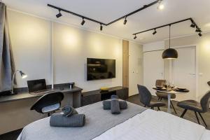 1 dormitorio con 1 cama, mesa y sillas en Appartement für 2 - WLAN - Parkplatz - Homeoffice, en Kaiserslautern