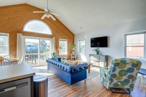 sala de estar con sofá azul y sillas en Charming Nags Head Retreat Half-Mi to State Park!, en Nags Head