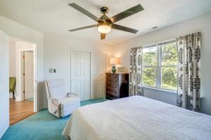 - une chambre avec un lit et un ventilateur de plafond dans l'établissement Charming Nags Head Retreat Half-Mi to State Park!, à Nags Head