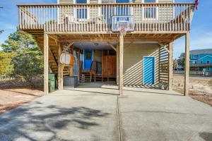 une maison avec un panier de basket en haut dans l'établissement Charming Nags Head Retreat Half-Mi to State Park!, à Nags Head