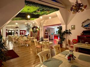 a restaurant with tables and chairs in a room at Vila Roxy Poiana Brasov in Poiana Brasov