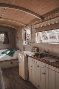 Kuchyň nebo kuchyňský kout v ubytování Rocky Creek Shepherds Hut