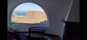 Habitación con ventana y vistas al océano. en Casa Azuaje en Moya
