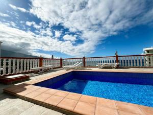 una piscina en la terraza de una casa en Ocean Breeze Oasis in Puerto de la Cruz, en Puerto de la Cruz
