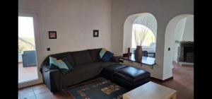 sala de estar con sofá y mesa en Casa Azuaje en Moya