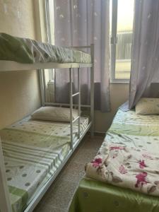 two bunk beds in a room with a window at Perfeita Cobertura no Flamengo in Rio de Janeiro