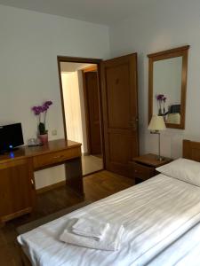 Giường trong phòng chung tại Sóbanya Panzió
