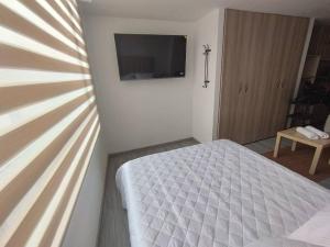 Ένα ή περισσότερα κρεβάτια σε δωμάτιο στο Apartamento de Estudio en Bogotá, Casco central