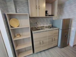 eine kleine Küche mit Spüle und Kühlschrank in der Unterkunft Apartamento de Estudio en Bogotá, Casco central in Bogotá