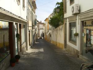 an alley in an old town with buildings at CasaDaLoja in Portalegre