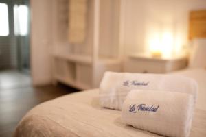 a hotel room with two towels on a bed at La Trinidad Córdoba in Córdoba