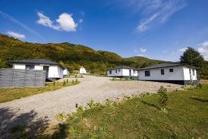 un grupo de casas en un camino de grava en Căsuțele Gemenii, en Blidireasa