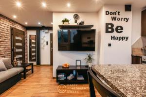 Televízia a/alebo spoločenská miestnosť v ubytovaní Happy Day - ApartamentyHappy pl