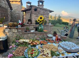 ヴォルテッラにあるAgriturismo Casallarioのテーブルの上にたくさんの食べ物を置いたテーブル