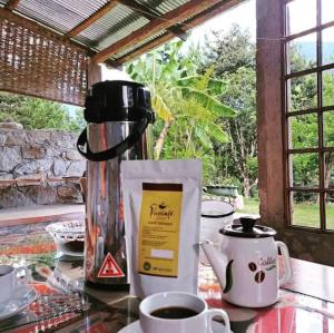 un tavolo con macchinetta del caffè e tazze sopra di Lucmabamba Lodge a Santa Teresa
