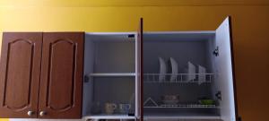 Piendamó的住宿－Apartaestudio amoblado，厨房配有棕色橱柜和黄色墙壁