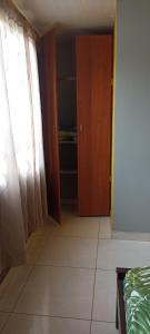 une chambre vide avec une porte et une chambre avec un étage dans l'établissement Apartaestudio amoblado, à Piendamó
