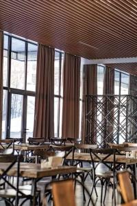 Cosy Apartment in Bakuriani Near Didveli Ski Lifts tesisinde bir restoran veya yemek mekanı