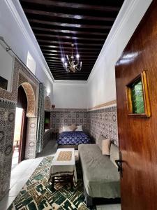 1 dormitorio con 1 cama y 1 mesa en una habitación en Riad Palais D'Or, en Rabat