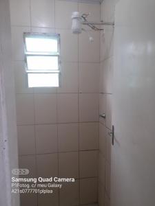 y baño con ducha y ventana. en Apartameto em Muriqui - RJ - Apto. 201 en Mangaratiba