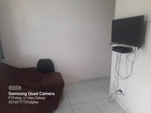 Televízia a/alebo spoločenská miestnosť v ubytovaní Apartameto em Muriqui - RJ - Apto. 201