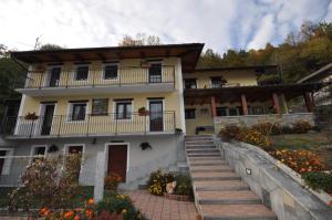 uma casa ao lado de uma montanha em Cat Marvei em Villadossola