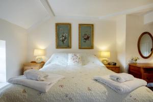 Katil atau katil-katil dalam bilik di White Lodge Haughton Castle 2