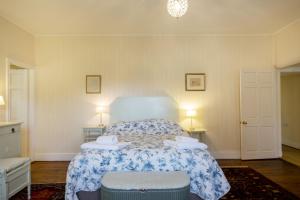 - une chambre avec un lit et deux tabourets dans l'établissement Garden Cottage Haughton Castle, à Hexham