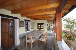 uma sala de jantar exterior com mesa e cadeiras em Cat Marvei em Villadossola