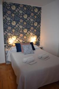 een slaapkamer met een bed met twee handdoeken erop bij Casa rural La Endrina in Terriente