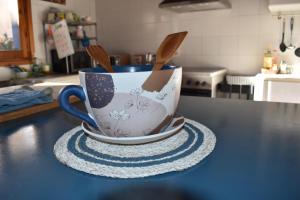 een kopje bovenop een aanrecht met lepels bij Casa rural La Endrina in Terriente +28 foto's