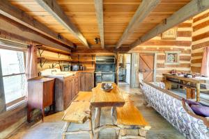 eine Küche mit einem Holztisch in einer Hütte in der Unterkunft Historic Jonesborough Cabin with Fire Pit and Grill! in Jonesborough