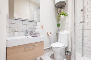 Et badeværelse på Le PETIT JEAN- CENTRAL PRES GARE ET TRAM - supermarchés - WIFI - + 21 billeder