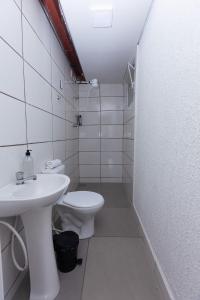 Um banheiro em Wafeh Pampulha Suítes