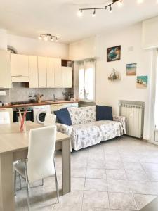 cocina y sala de estar con sofá y mesa en Casa di Riccardo, en Savona