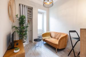 - un salon avec un fauteuil en cuir et une table dans l'établissement Le PETIT JEAN, à Nice