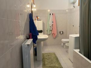 uma casa de banho branca com um lavatório e um WC em I trabocchi blu em Fossacesia