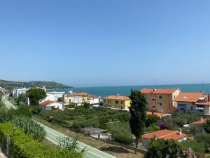 uma vista para uma cidade com casas e uma estrada em I trabocchi blu em Fossacesia