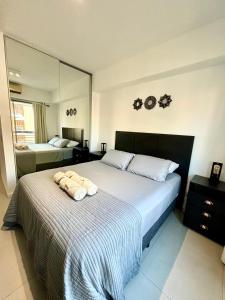 Säng eller sängar i ett rum på Bright modern apartment with full amenities and parking with 24hs security