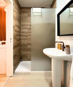 a bathroom with a sink and a shower at Costa Brava Alojamento in Benedita