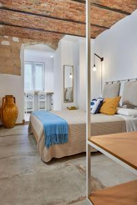 una camera con due letti e un tavolo di Casa Capasa a Bari