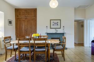 Garden Cottage Haughton Castle 2 في هيكسهام: غرفة طعام مع طاولة وكراسي خشبية
