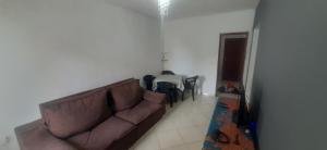 a living room with a couch and a table at A Casa Branca in Rio das Ostras