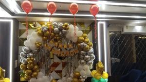 un montón de globos colgando de una pared en Hotel JVW Arena, en Motīhāri