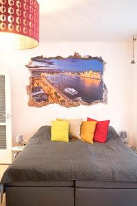 een slaapkamer met een bed met kleurrijke kussens bij Walnut Flat FREE PARKING in Boedapest