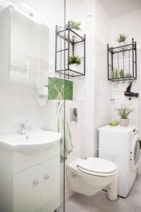 een witte badkamer met een toilet en een wastafel bij Walnut Flat FREE PARKING in Boedapest +13 foto's