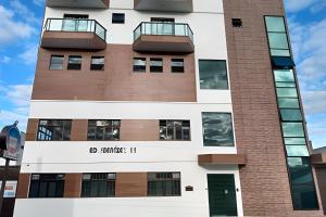 a building with a sign that reads do amsterdam at Apartamento em São Pedro 405 in Juiz de Fora