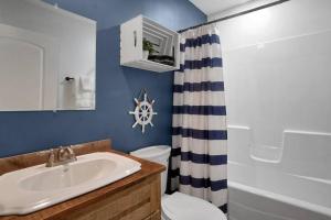 A bathroom at Anchors Away - Relaxing Cottage Minutes from Lake Még 56 kép