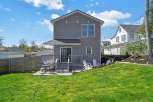 A garden outside Anchors Away - Relaxing Cottage Minutes from Lake