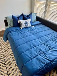 En eller flere senge i et værelse på Anchors Away - Relaxing Cottage Minutes from Lake